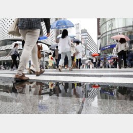 銀座を行き交う人たちも上着や長袖シャツ姿（Ｃ）共同通信社