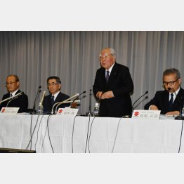 修会長（右から2人目）と敏宏社長（左から2人目）／（Ｃ）日刊ゲンダイ