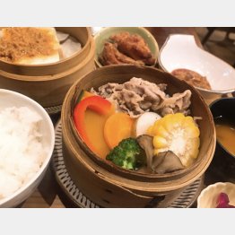 「松阪豚のセイロ蒸し 発酵ダレ」（１０００円）／（Ｃ）日刊ゲンダイ