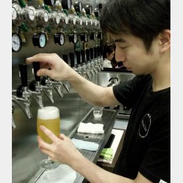 注文すればスタッフが各々のサーバーから注いでくれる（Ｃ）日刊ゲンダイ