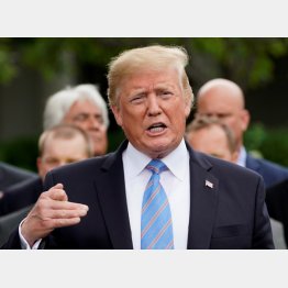 米国のトランプ大統領（Ｃ）ロイター