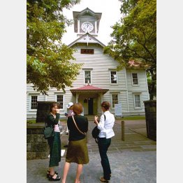 夏は北海道もいい（時計台）／（Ｃ）日刊ゲンダイ