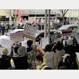 大阪・鶴橋駅前に集まる人々（Ｃ）共同通信社