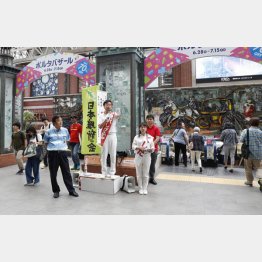 素通りする人ばかり（松沢成文氏）（Ｃ）日刊ゲンダイ