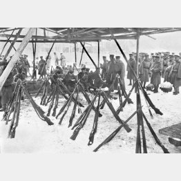 国会議事堂の敷地内で休憩をとる反乱軍兵士（Ｃ）共同通信社