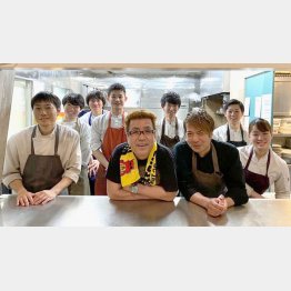「レヴォ」のシェフ谷口英司さんやスタッフらと（嘉門タツオ＝央）／（提供写真）