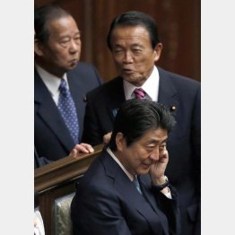 続投の顔ぶれで目くらましの改造…（左上から時計回りに二階自民党幹事長、麻生副総理、安倍首相）／（Ｃ）日刊ゲンダイ