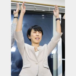 当選を決め、万歳する野党統一候補の無所属新人寺田静氏（Ｃ）共同通信社