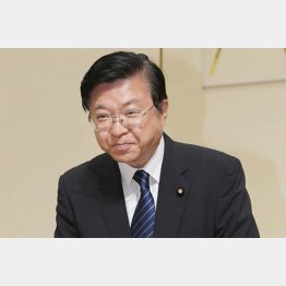 なぜかニヤニヤ（落選が決まり、支持者らに頭を下げる礒崎陽輔氏）／（Ｃ）共同通信社