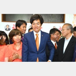 まさかの当選（涙ぐみインタビューに答える音喜多駿氏）／（Ｃ）日刊ゲンダイ