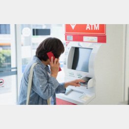 接触手段は電話（Ｃ）PIXTA