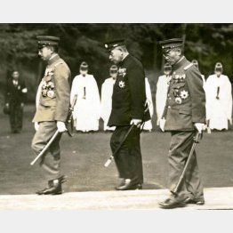 2.26事件の前年11月の昭和天皇（左）と鈴木貫太郎侍従長（中）、本庄繁侍従武官長（右）／（Ｃ）共同通信社