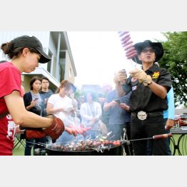 実践講座でBBQのレクチャーをする下城民夫さん（右）／（提供写真）