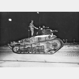 市内を警備する戦車隊（1936年2月26日）／（Ｃ）日刊ゲンダイ