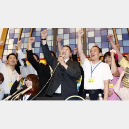 政党要件を満たしたが…（立花代表が中央）／（Ｃ）共同通信社