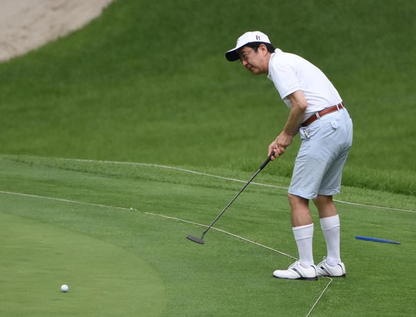 お気楽”首相は北のミサイル無視でゴルフ三昧の夏休み入り｜日刊