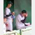 準決勝のベンチではチームメートから霧吹きをかけられる佐々木（Ｃ）日刊ゲンダイ
