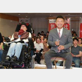 比例区の特別枠で当選した舩後靖彦氏（左）とインタビューに応じる、山本太郎代表（Ｃ）日刊ゲンダイ