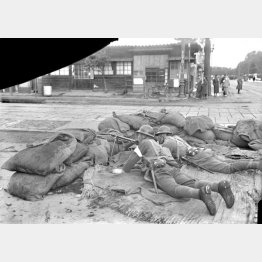 機関銃を構える鎮圧部隊（Ｃ）共同通信社