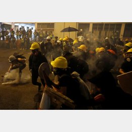 催涙弾の白煙立ち込める現場（Ｃ）ロイター