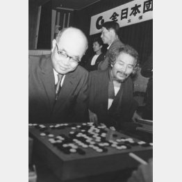 大山康晴十五世名人、右は升田幸三（撮影・田丸昇＝74年）
