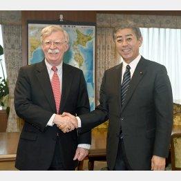 日米、有志連合協議か ボルトン米大統領補佐官（左）と握手を交わす岩屋防衛相＝２２日午後、防衛省（Ｃ）共同通信社