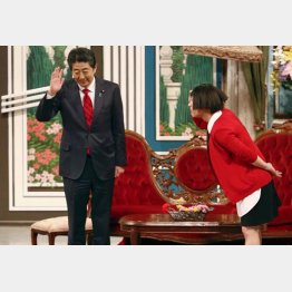 安倍首相とベッタリの吉本に１００億円（吉本新喜劇に出演する安倍首相）／（Ｃ）共同通信社