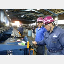 縁の下の力持ち（鉄筋加工場で働く技能実習生）／（Ｃ）共同通信社