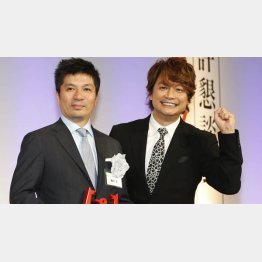 サイバーエージェントの藤田晋社長（AbemaTV社長＝左）と香取慎吾／（Ｃ）日刊ゲンダイ