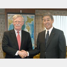 7月22日、ボルトン米大統領補佐官（左）と握手を交わす岩屋防衛相（Ｃ）共同通信社