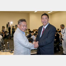 Ｎ国・立花党首（右）と渡辺喜美元行革相が結成した会派「みんなの党」がくじを引き当てた（Ｃ）日刊ゲンダイ