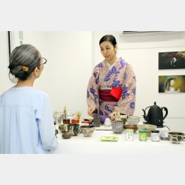 客が茶碗と抹茶を選ぶ「茶ＢＡＲ」（提供写真）