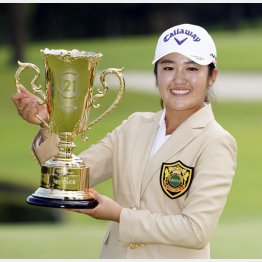 １０代最後の日に初優勝を飾った稲見萌寧（Ｃ）共同通信社