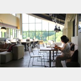 雄大な自然に囲まれた「信濃町ノマドワークセンター」／（提供写真）