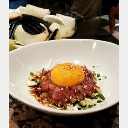 ユッケは新鮮そのもの（Ｃ）日刊ゲンダイ