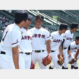 1日の甲子園練習で。山梨学院の主砲野村（中央）ら（Ｃ）日刊ゲンダイ