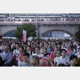 れいわ新選組の演説を熱心に聞く人々（Ｃ）日刊ゲンダイ