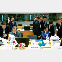 目も合わさない安倍首相（右・中央）と韓国の文在寅大統領（左）／（Ｃ）ロイター＝共同