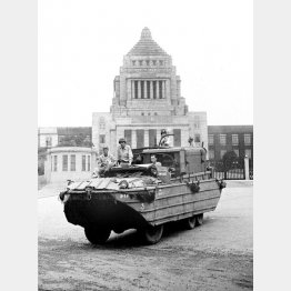 国会議事堂前を進む連合国軍の米水陸両用車（1945年9月8日）／（Ｃ）共同通信社