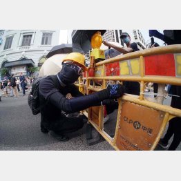 マスクの裏側は…（撮影・中村康伸）