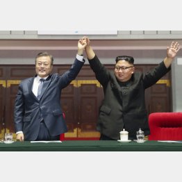 対北制裁解除が急務（文在寅韓国大統領と金正恩朝鮮労働党委員長＝右）／（平壌写真共同取材団・共同）