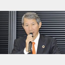 5月、1800億円規模の金融支援を受けると発表する千代田化工建設の山東理二社長（Ｃ）共同通信社