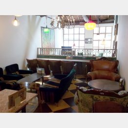 ゆったりした2階席。1人仕様からソファ席まである（Ｃ）日刊ゲンダイ