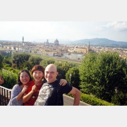 イタリア・フィレンツェの「ミケランジェロ広場」で（提供・たかのてるこ）