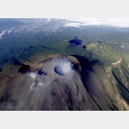 浅間山だけじゃ済まない？（共同通信社ヘリから） 