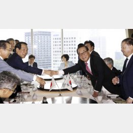 日韓の議連会合でも解決の糸口見えず（代表撮影）