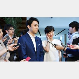 結婚発表をする小泉進次郎議員と滝川クリステルさん（Ｃ）共同通信社