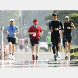 日陰なく、かげろう立つ灼熱のなか、皇居周辺コースは危険ではないか？（Ｃ）共同通信社