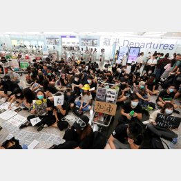 「国際社会に訴えるにはこの方法しかない」（香港国際空港の出発ゲート前）／（Ｃ）ロイター