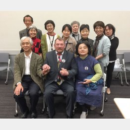 前列左が本人（「チェルノブイリ法日本版」の会の結成集会で）／（提供写真）